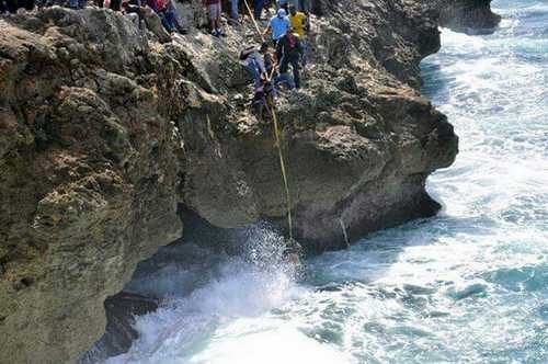 joven cae al mar en Las Américas