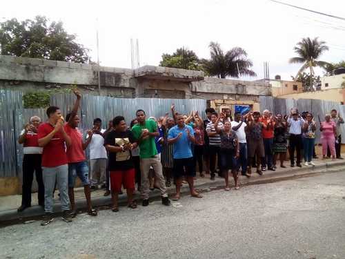 multiuso invadido por haitianos ilegales