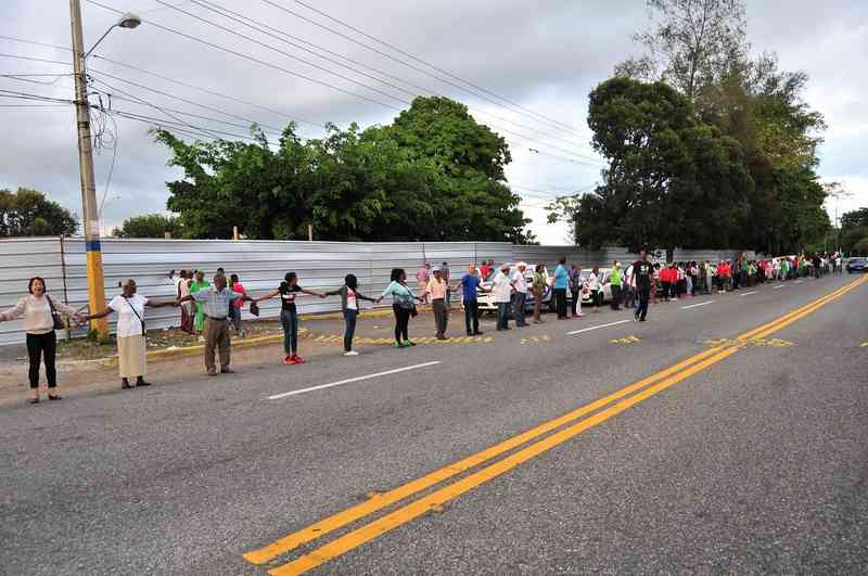 cadena humana pro Parque del Este y en contra de la invasión de Obras Públiicas