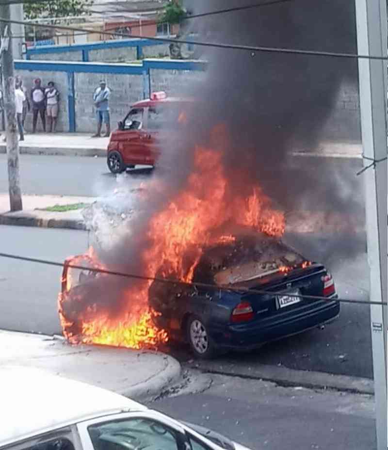 carro-encendido en el almirante