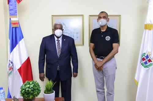 El abogado y académico José Sánchez, rector del Instituto Técnico Superior Comunitario (ITSC) y el coronel Juan José Otaño Jiménez (ERD), director general de las Escuelas Vocacionales de las Fuerzas Armadas y Policía Nacional (DIGEV).